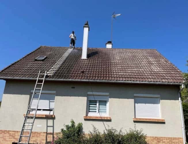 Accès à une toiture par échelle au niveau d'une cheminée dans le Loiret