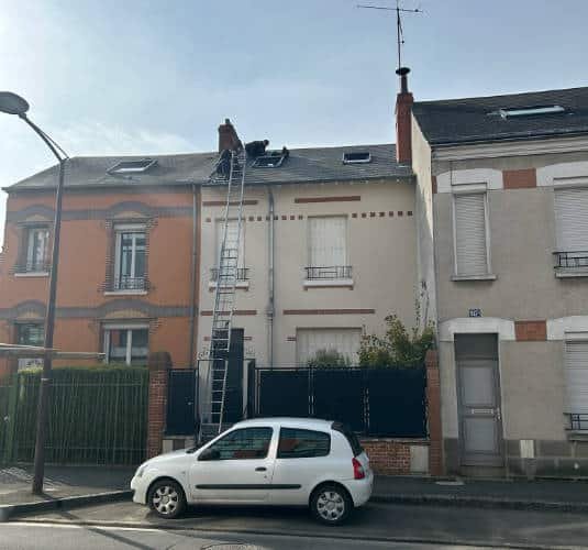 Travaux de couverture sur une maison de ville dans le Loiret