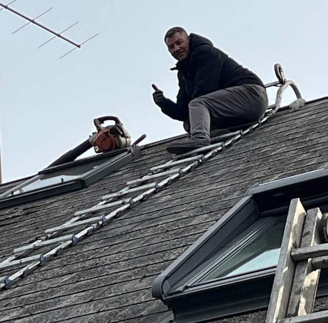 Couvreur sur une toiture en ardoise dans le Loiret