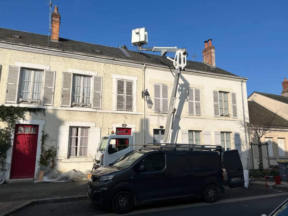 Couvreurs au travail sur une toiture