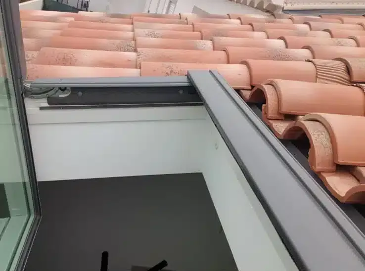 Gros plan sur le cadre d'un Velux installé dans le Loiret