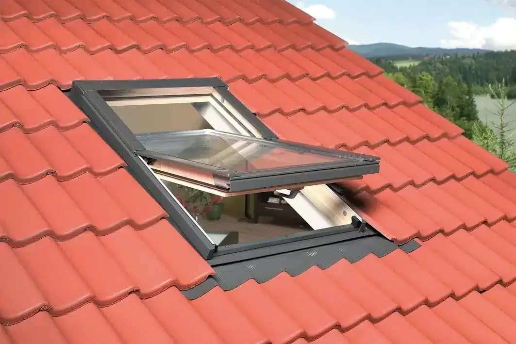 Fenêtre de toit Velux installée, gros plan, dans le Loiret