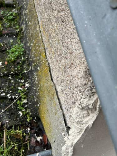 Gros plan d'une rive de toiture enduite dans le Loiret
