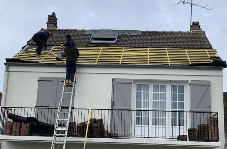 Intervention sur la toiture d'une maison dans le Loiret