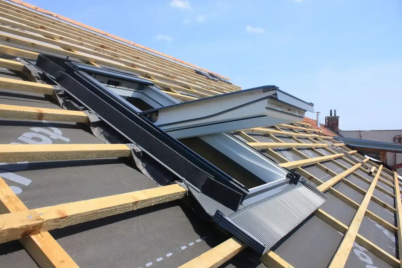 Pose d'un Velux lors d'une rénovation de toiture dans le Loiret