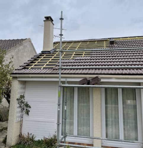Toiture équipée d'une fenêtre de toit Velux dans le Loiret